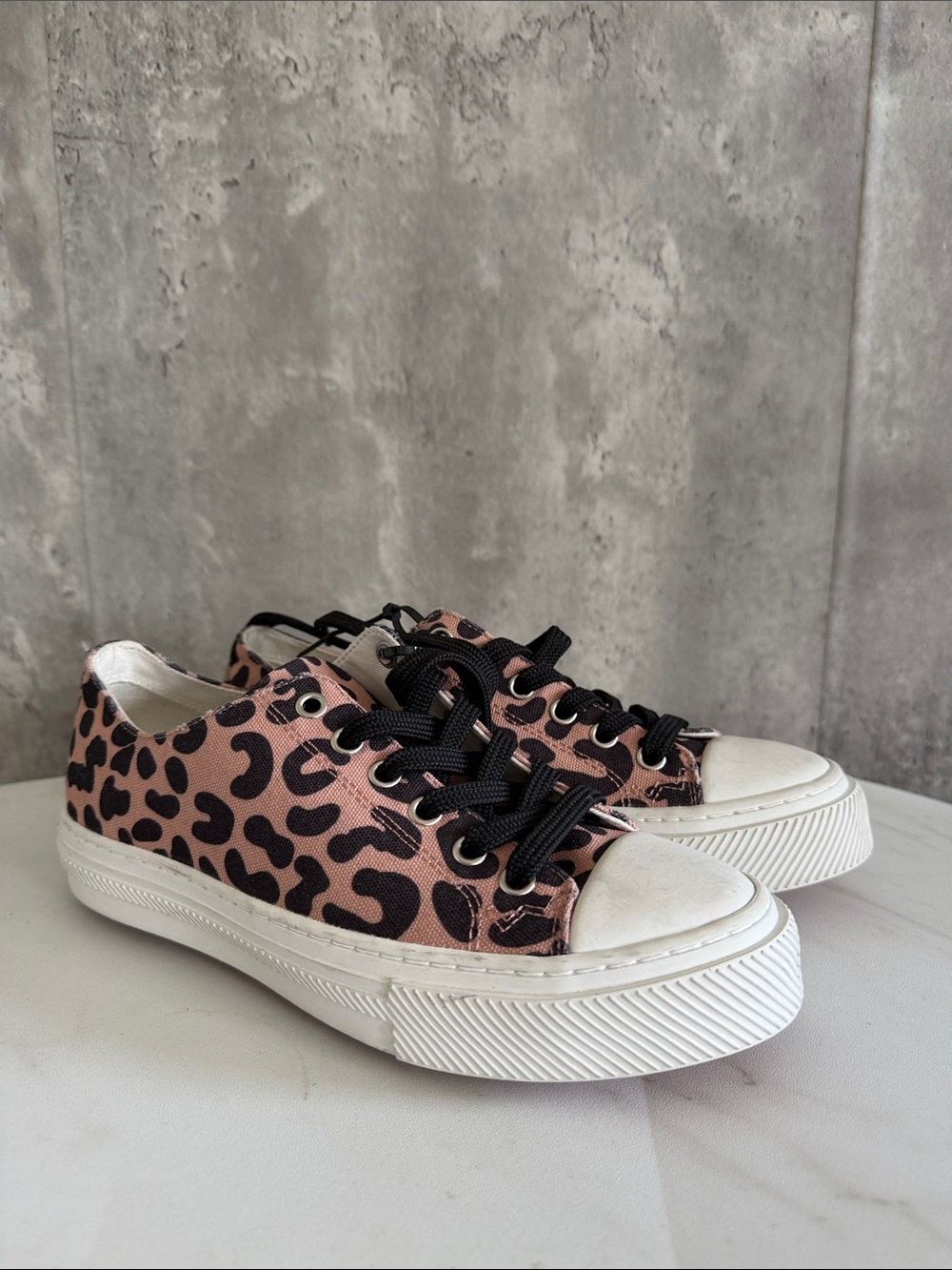 Stuart weitzman Ollie Women’s Leopard Print Sneakers with Black Laces sz 7